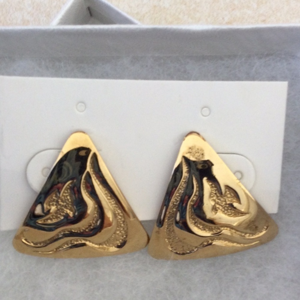 Gold plated Pierced Earrings.